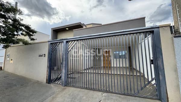 Lindíssima casa à venda em bairro aberto, com 3 quartos, sendo 1 suíte e área Gourmet com churrasqueira