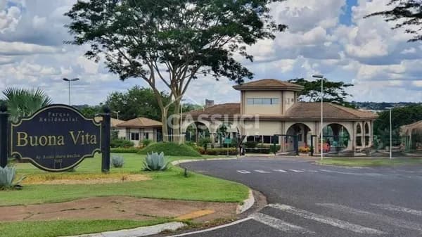 Excelente terreno à venda em condomínio próximo à portaria