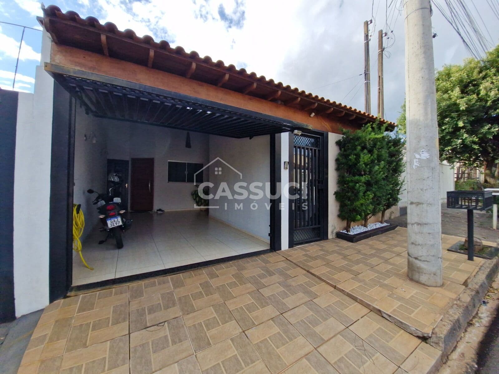 Linda casa à venda, com 3 quartos, sendo 1 suíte, área de luz em bairro aberto
