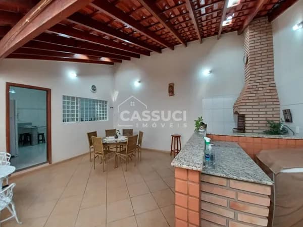 Casa no Jardim Marilu, 4 quartos, muito bem localizada, ambientes amplos e arejados