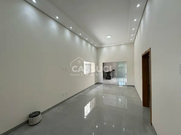 Casa à venda nova, recém terminada com 3 quartos sendo 1 tipo apartamento em ótima localização.