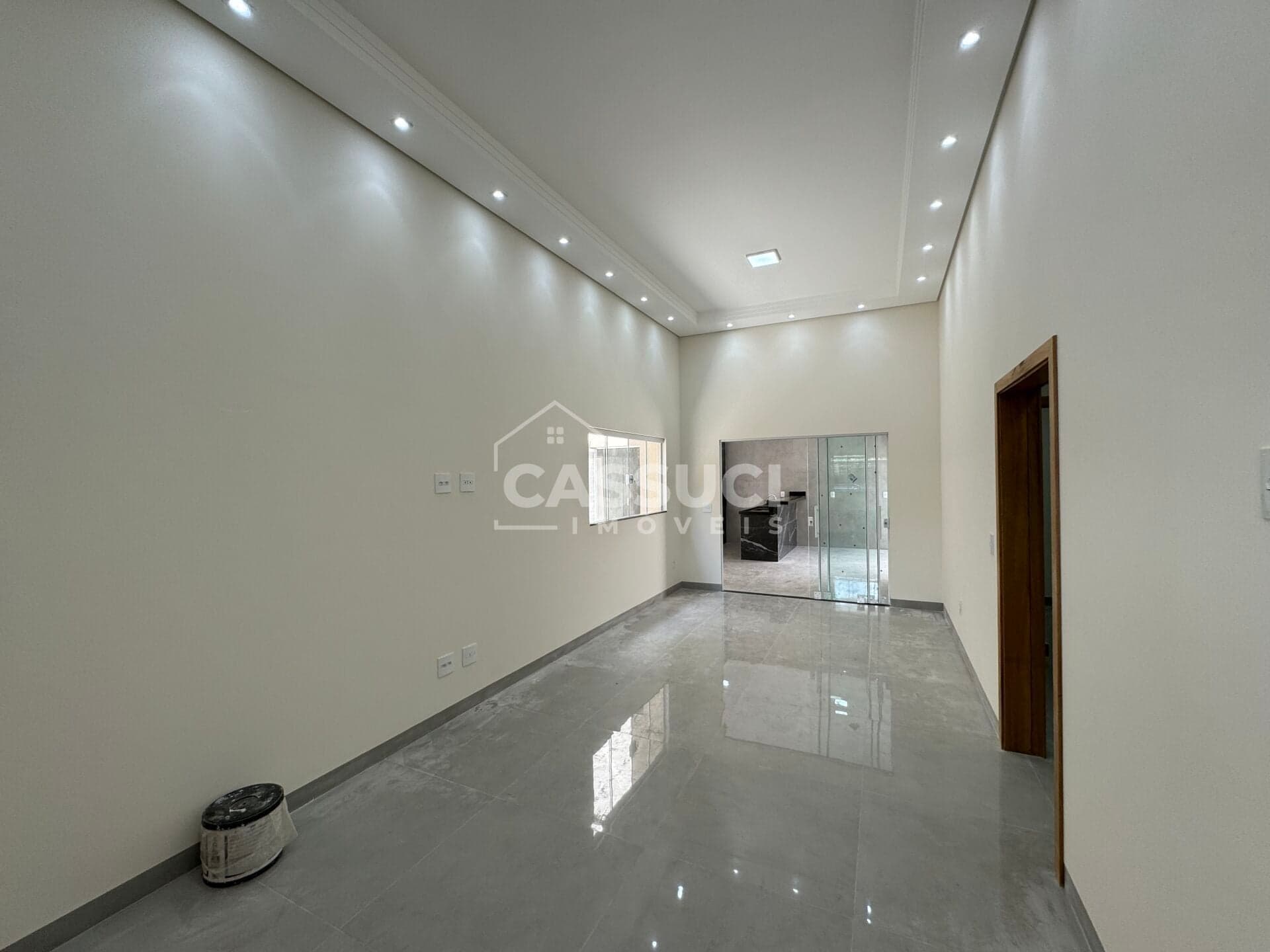 Casa à venda nova, recém terminada com 3 quartos sendo 1 tipo apartamento em ótima localização.