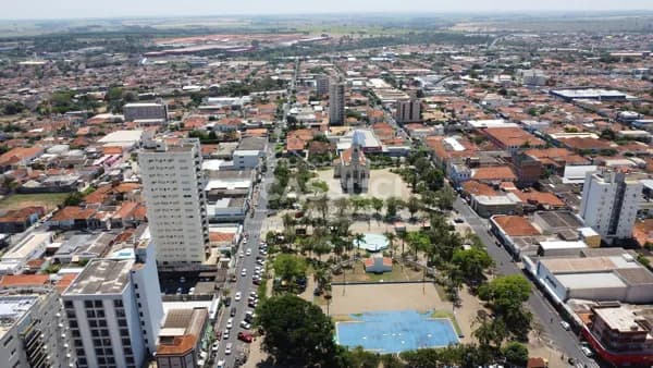 Terreno Comercial à venda no Centro de Mirassol, medindo 20 metros de testada por 40 metros de fundo.