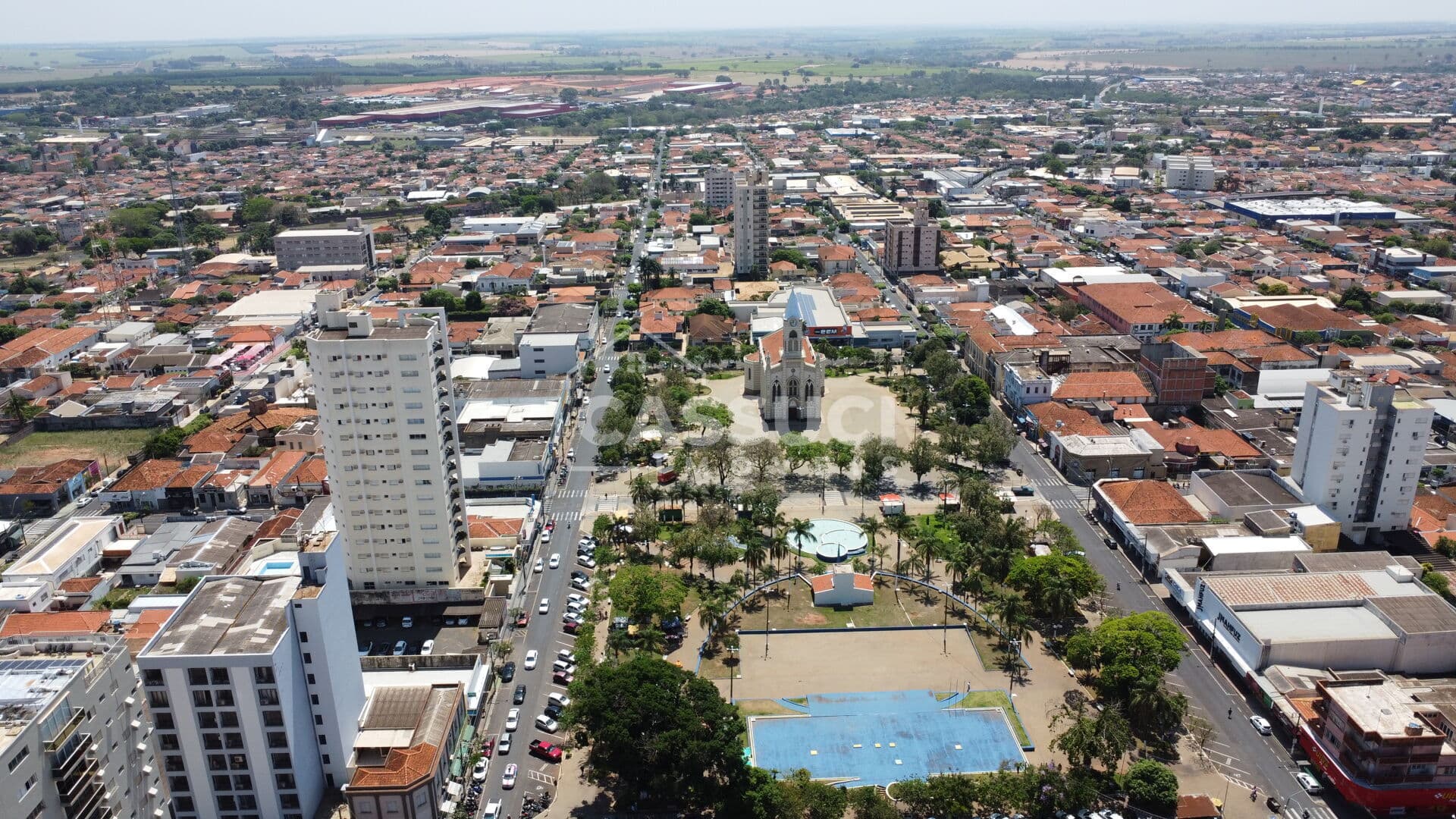 Terreno Comercial à venda no Centro de Mirassol, medindo 20 metros de testada por 40 metros de fundo.