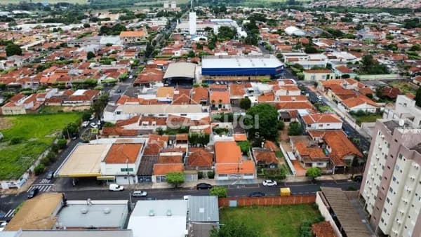 Casa à venda no centro da cidade com 2 Dormitórios sendo 1 tipo apartamento.