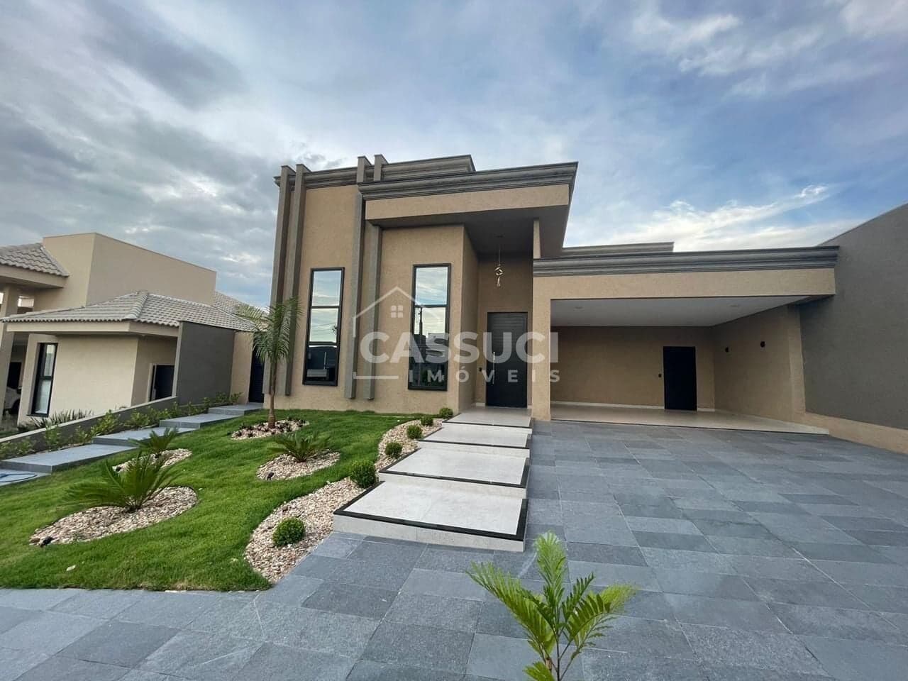 Belíssima casa à venda com 3 suítes, sendo 1 suíte com closet, piscina e cozinha Gourmet toda planejada