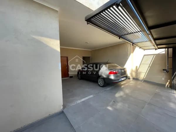 Casa à venda bem localizada na avenida principal do bairro Ipê I em Mirassol