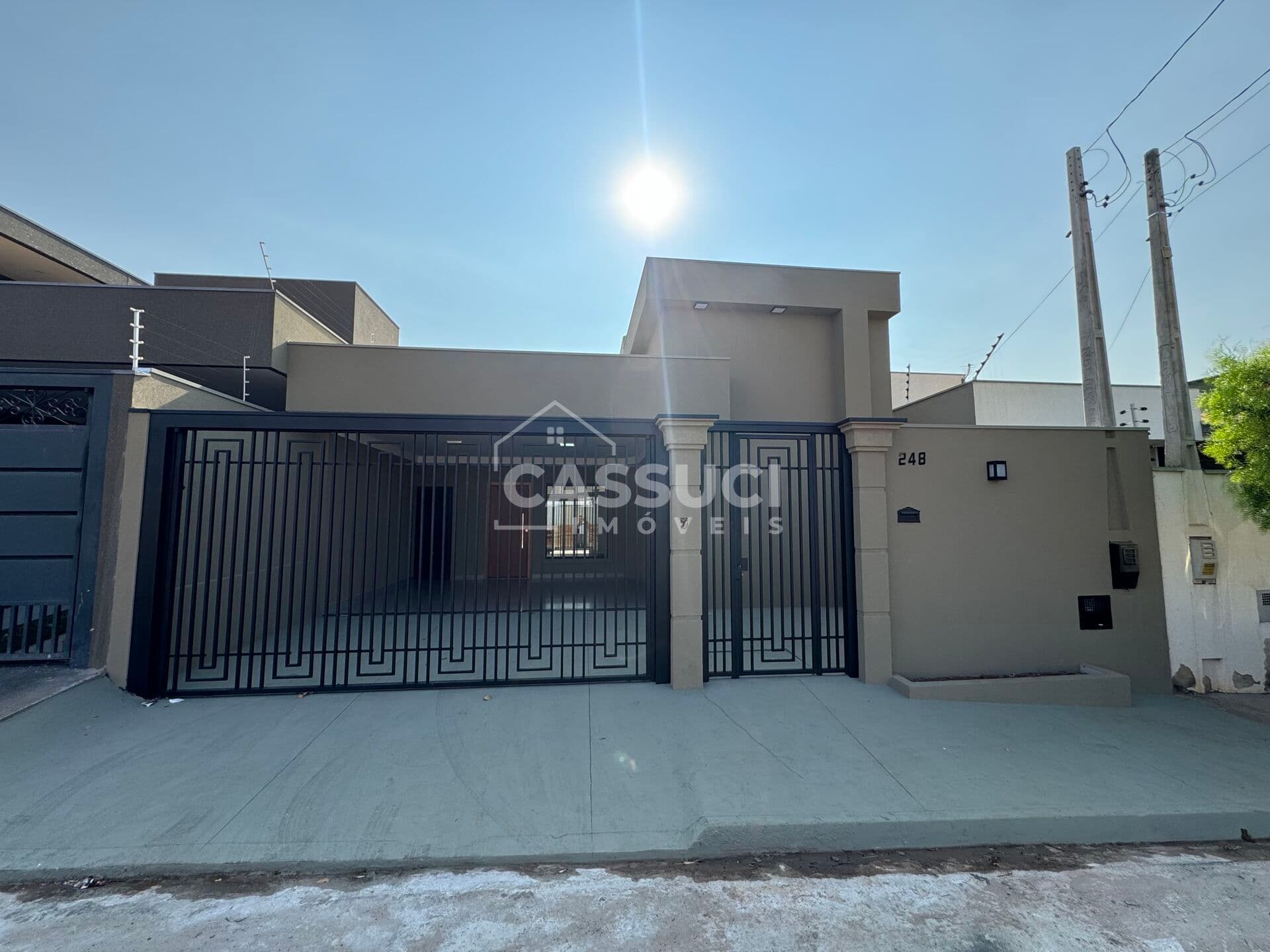 Linda casa à venda com 3 quartos, sendo 1 tipo apartamento, bem localizada na parte alta do bairro