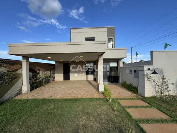 Belíssimo sobrado à venda com 3 suítes, sendo 1 suíte com closet, piscina e um quintal com espaço para ampliação