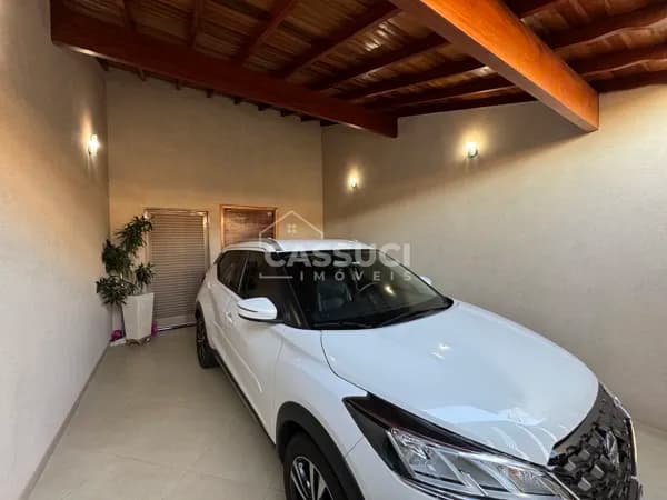Linda casa à venda no Centro da cidade com 3 quartos e salão comercial na frente para locação.