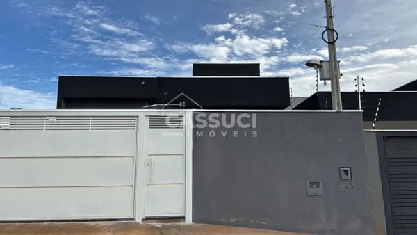Linda casa à venda, com 3 quartos, sendo 1 tipo apartamento, excelente oportunidade em bairro aberto