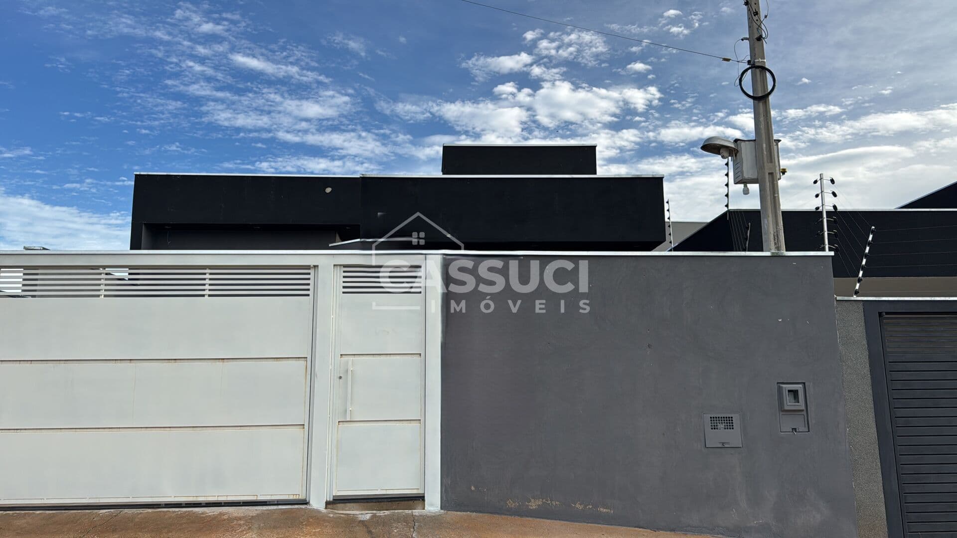 Linda casa à venda, com 3 quartos, sendo 1 tipo apartamento, excelente oportunidade em bairro aberto