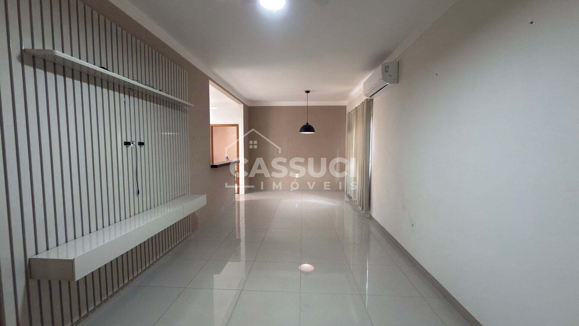 Casa 2 quartos, sendo 1 suíte, 2 vagas garagem, varanda gourmet, ambientes amplos, no bairro Regissol em Mirassol