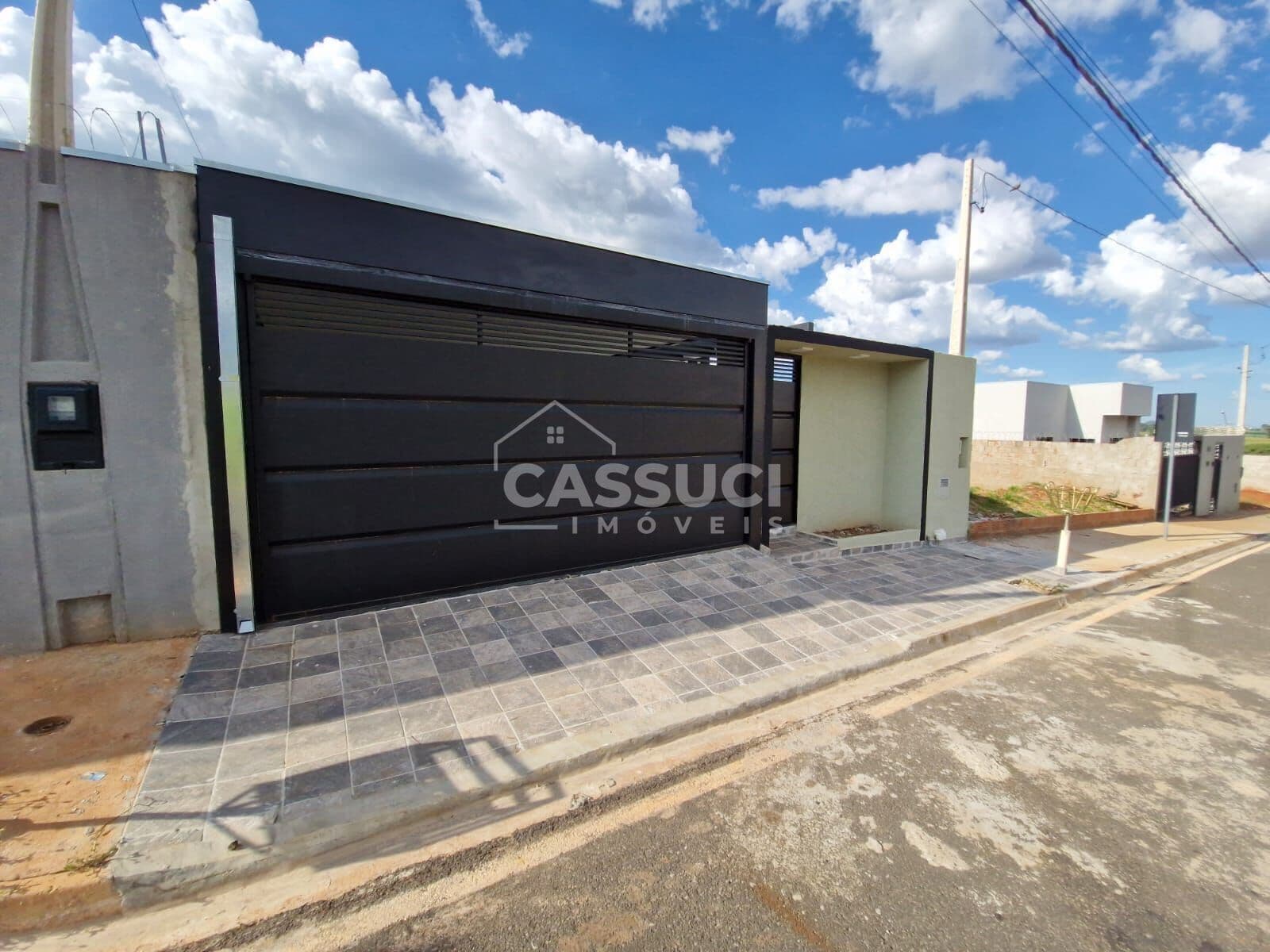 Linda casa à venda com 3 quartos, sendo 1 suíte com veneziana balcão com fino acabamento