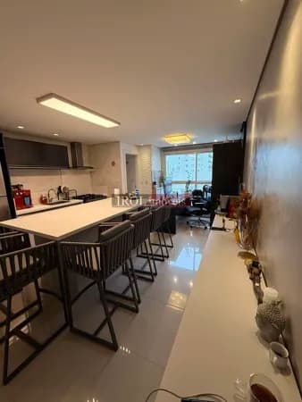 APARTAMENTO À VENDA | SUÍTE + 1 | 2 VAGAS DE GARAGEM
