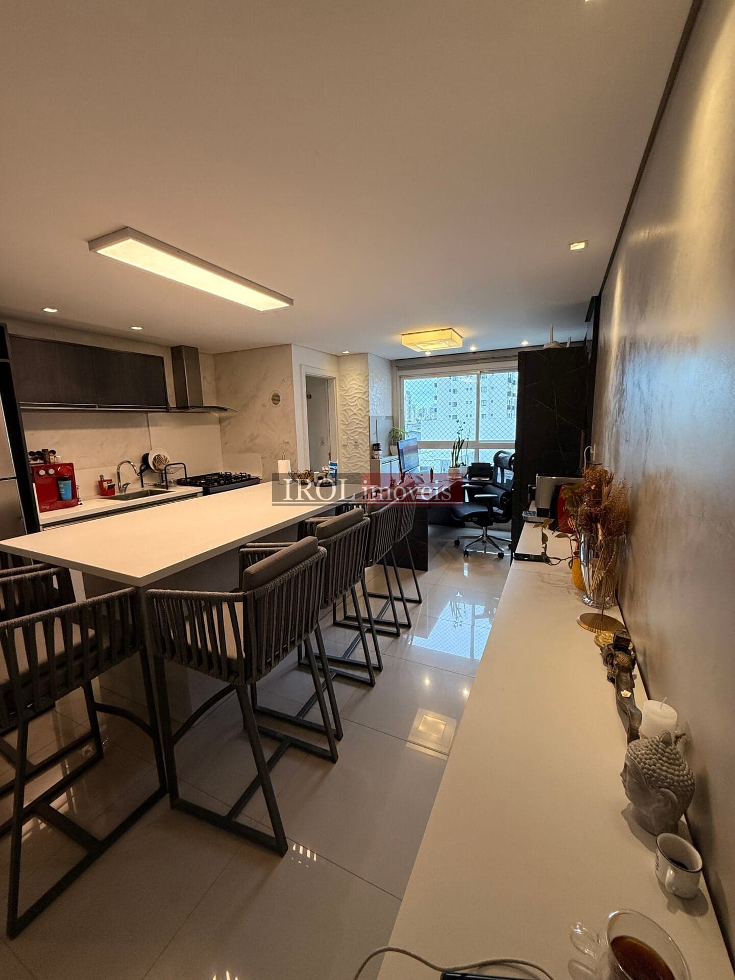 APARTAMENTO À VENDA | SUÍTE + 1 | 2 VAGAS DE GARAGEM