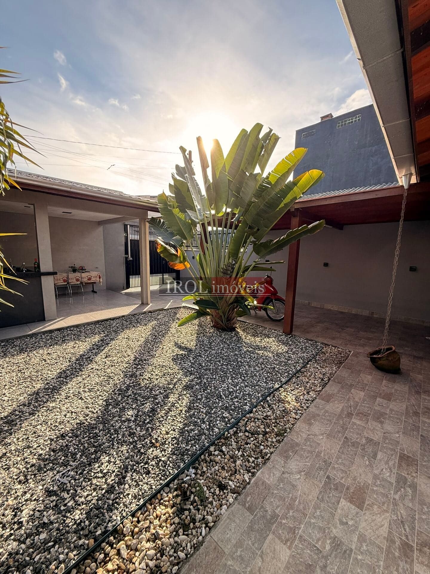 CASA COM CLOSET, JARDIM E ESPAÇO PARA RECEBER