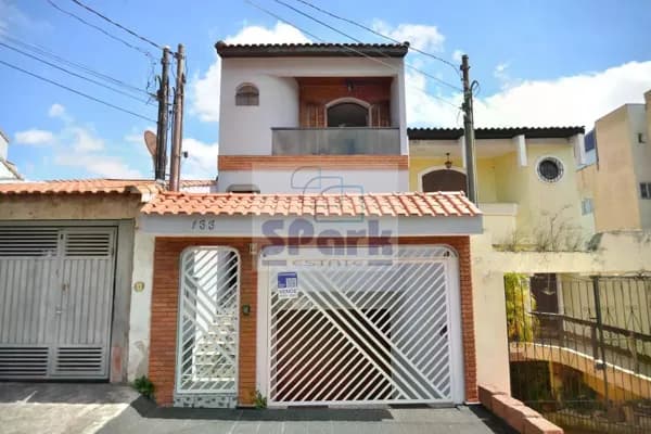 Sobrado com 3 suítes e 6 vagas de garagem