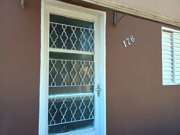 Casa Comercial com amplo quintal