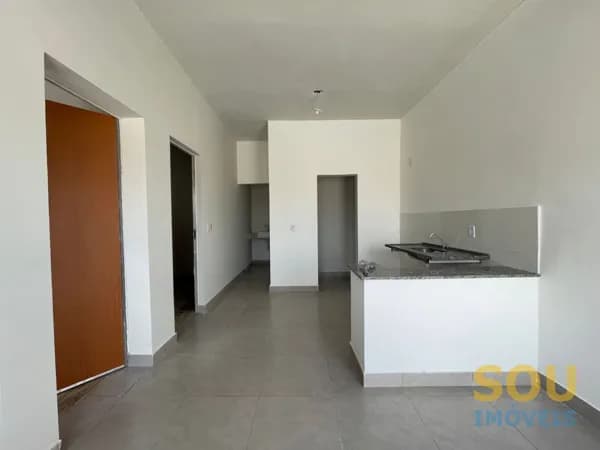 Casa Geminada para Alugar na Vila Santa Branca – 2 Quartos, Garagem Coberta e Área Externa