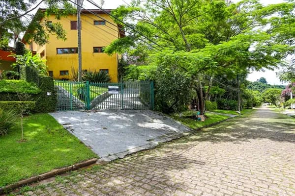 Cond. Granja Viana II (Glebas IV/V) – 4 suítes. Rústica, piscina, gourmet! Imóvel bem iluminado e espaçoso!