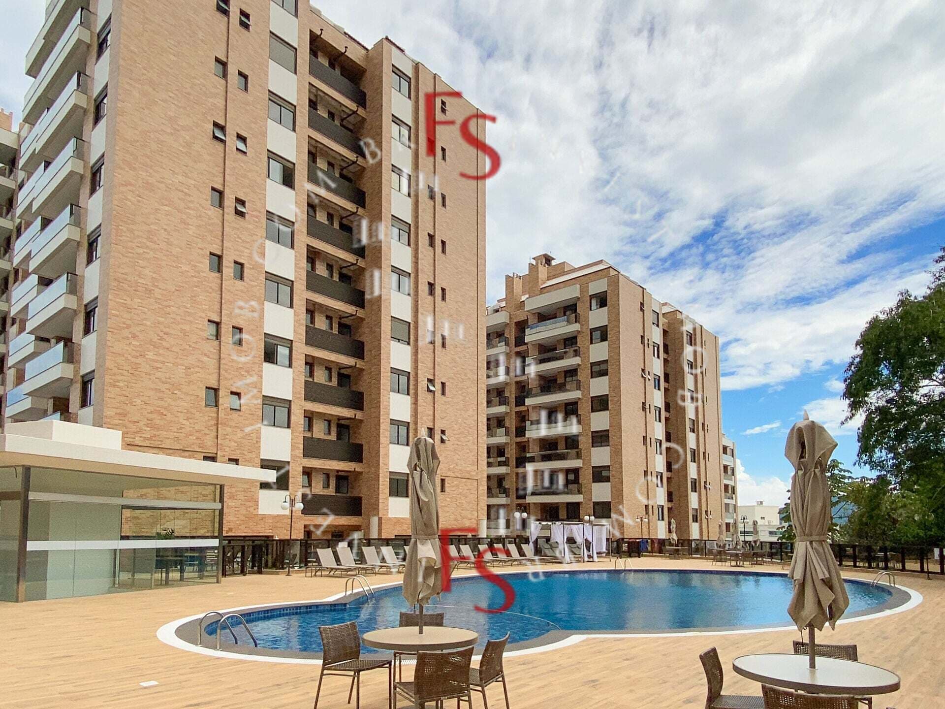 VIVA NUMA COBERTURA NUM CONDOMÍNIO CLUBE NO CORAÇÃO DE FLORIPA