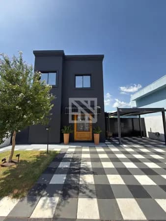 Sobrado em Condomínio com 3 dormitórios, 1 suíte e Piscina