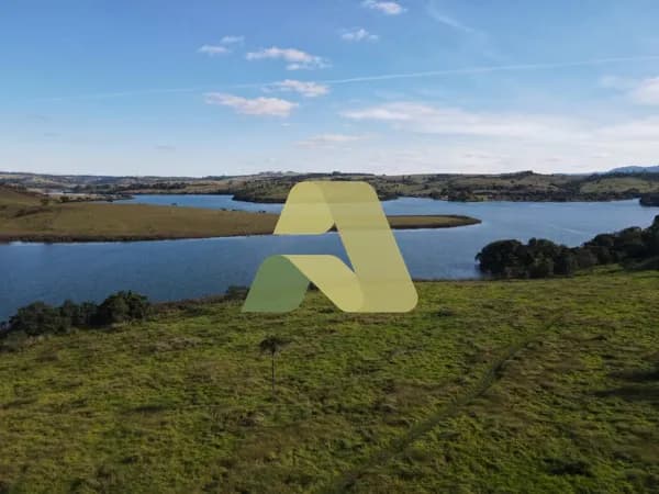 🌿 Sítio às margens da represa — Cássia/MG 🌊 Excelente oportunidade de investimento!