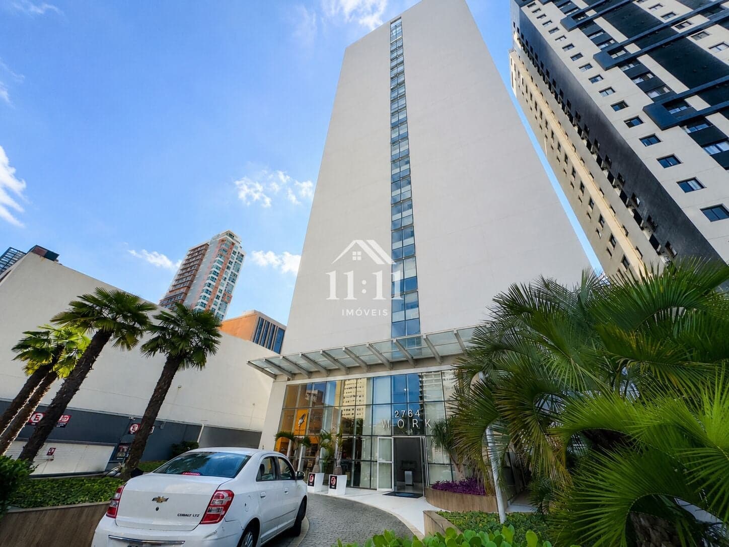 Sala comercial mobiliada no Centro de Curitiba com 1 vaga de garagem