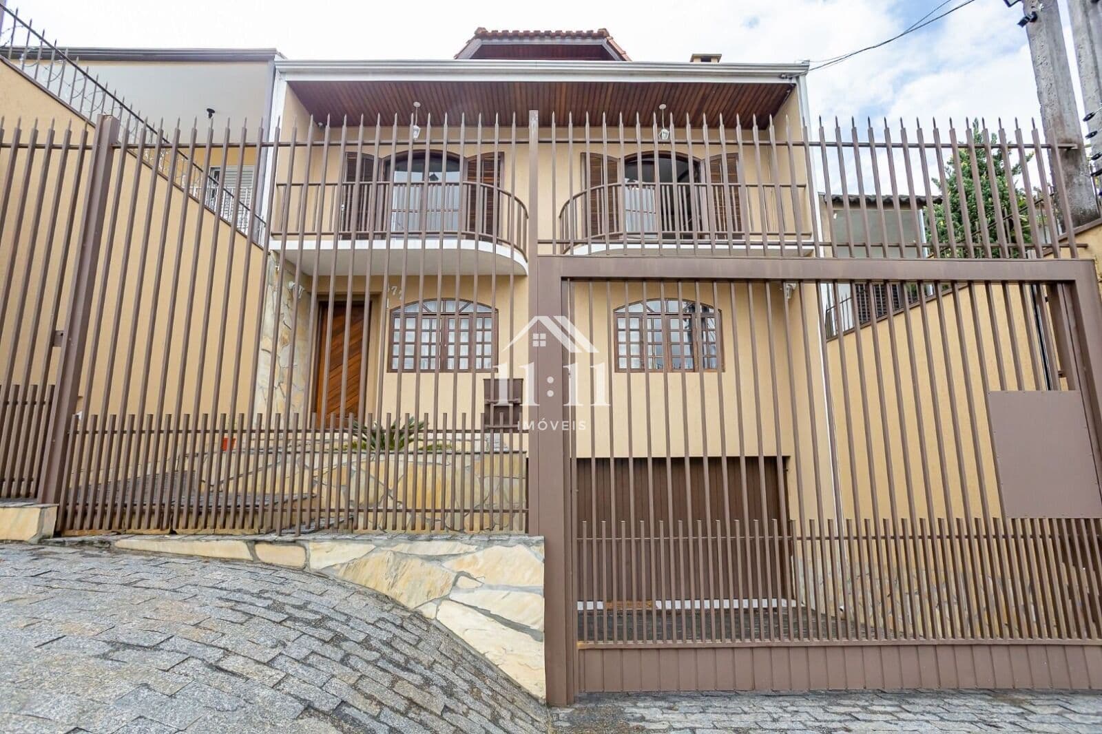 Sobrado Reformado e Semi Mobiliado no Novo Mundo – Espaço, Conforto e Localização Privilegiada