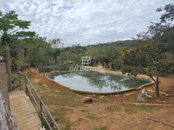 Chácara com Água, Energia Solar, Frutíferas e Segurança – R$ 900 Mil