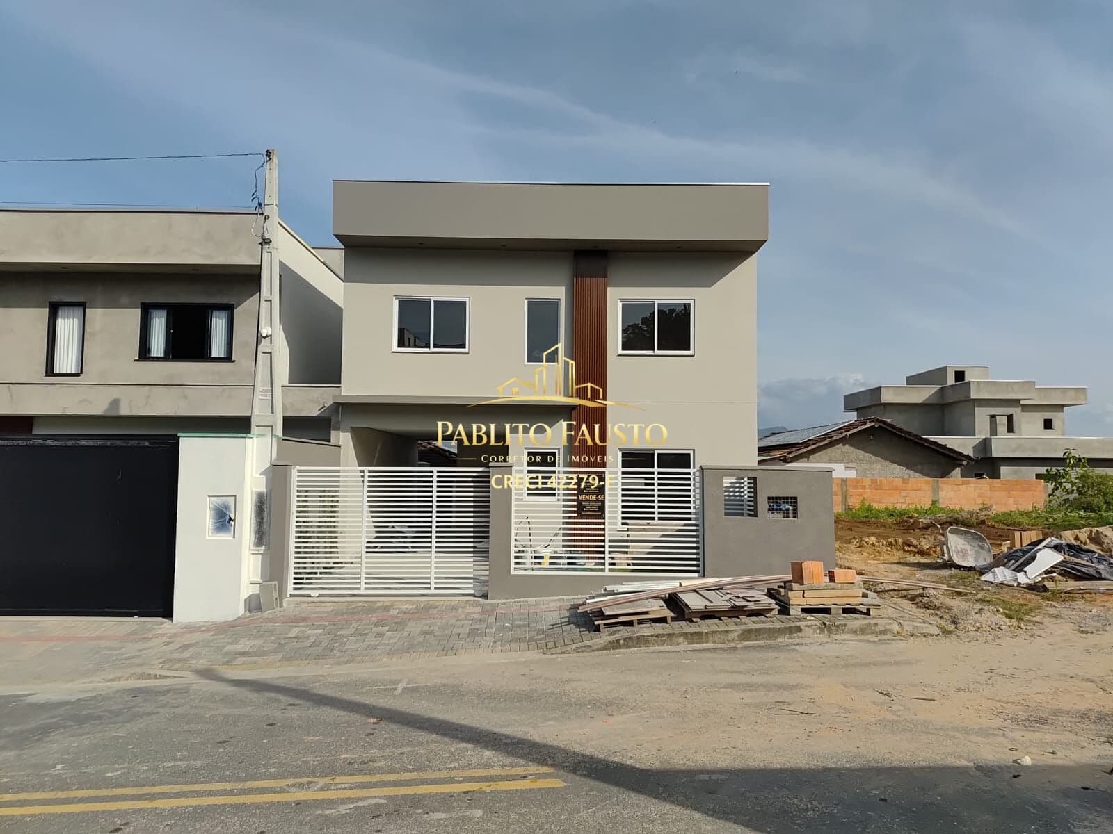 Casa Alto Padrão 01 Suíte + 02 quartos – bairro Margem Esquerda – Gaspar.