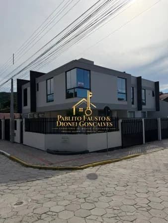 Sobrado Geminado em Bombinhas com 85,54 mt² e 2 suítes próximo do mar