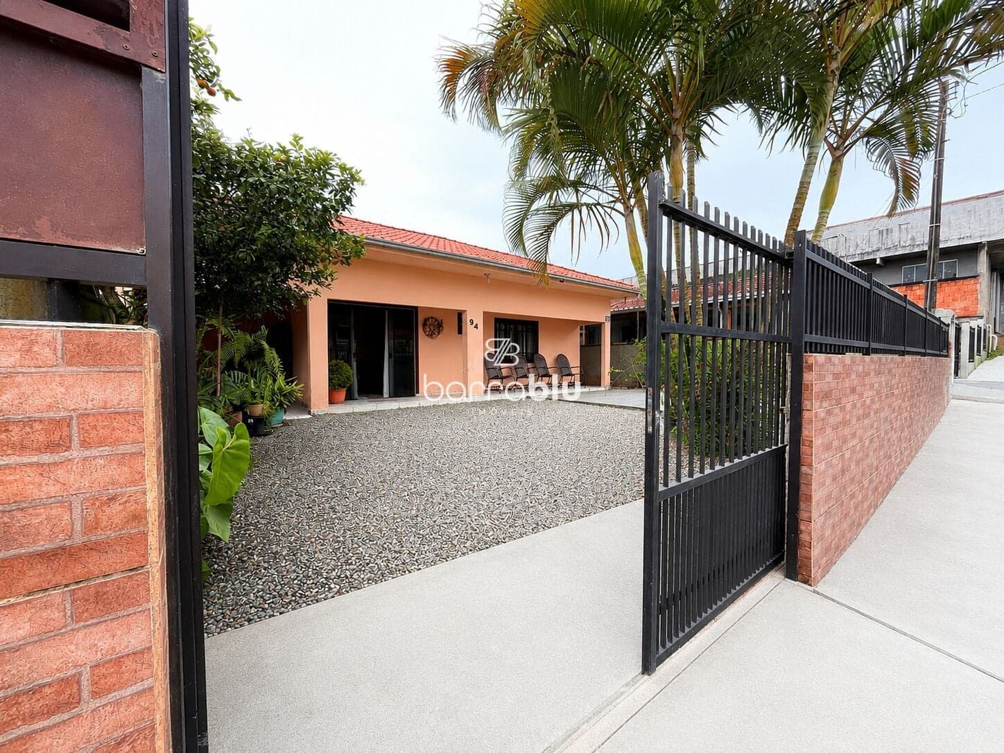 Casa com amplo terreno, 3 dormitórios (2 suítes) bairro Pedras Brancas - Barra Velha/SC.