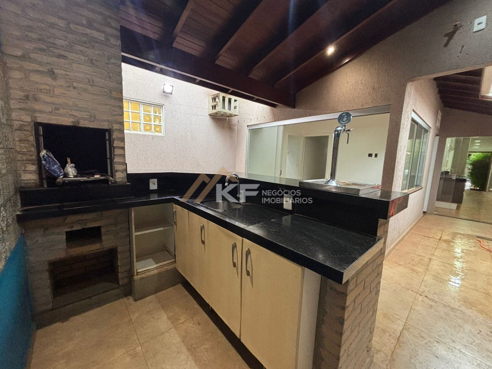 Casa reformada à venda Condomínio Portal dos Pinheios na Zona Leste - Jd.Interlagos