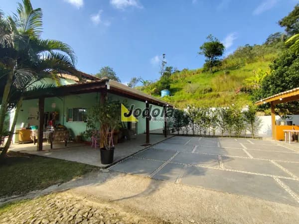 Chácara à Venda com 20.128m² e Lago Privativo em Santa Branca/SP
