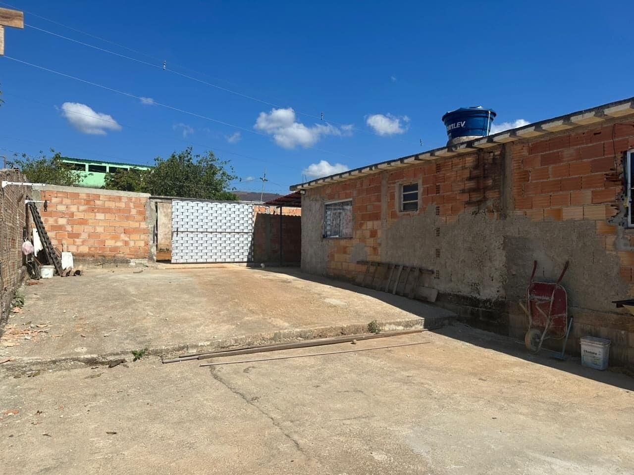 🔥 OPORTUNIDADE EM SÃO JOAQUIM DE BICAS! CASA COM 3 QUARTOS E GARAGEM PARA MAIS DE 6 VEÍCULOS POR APENAS R$ 140 MIL! 🔥