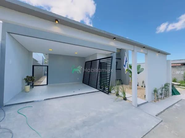 Casa de Alto Padrão em Localização Privilegiada | 3 Quartos e Pé-Direito Alto