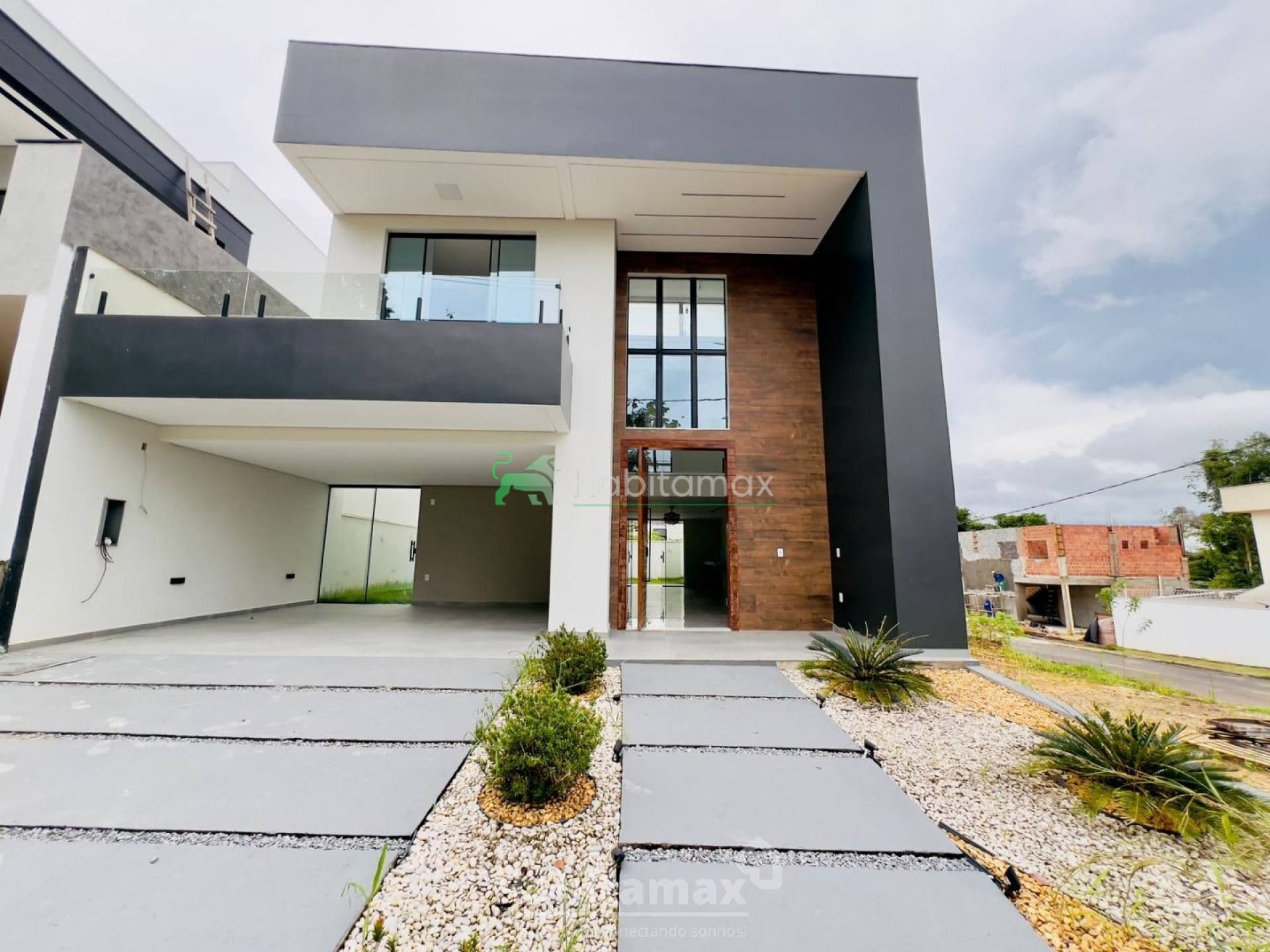 Vivenda das Marinas – Casa Duplex 360m² com 4 Suítes e Praia Privativa