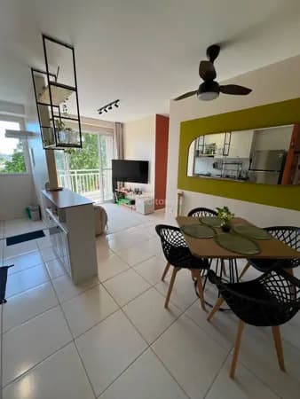 Apartamento no Condomínio Estilo Ponta Negra, andar médio com armários. Aceita Financiamento. Veja agora!