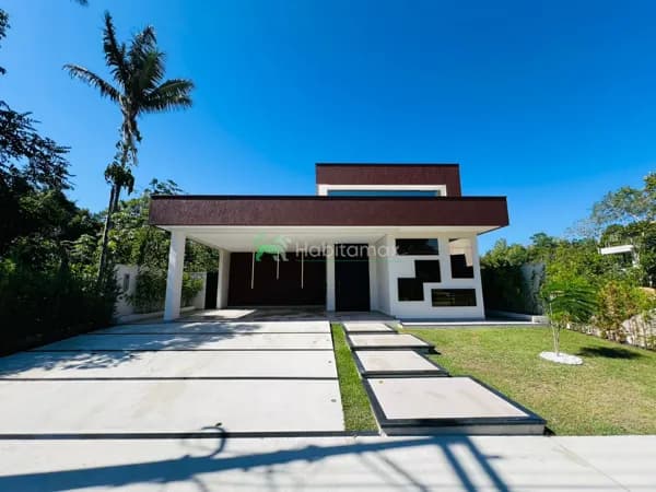 EXCLUSIVIDADE NO ALPHAVILLE 1 – CASA TÉRREA COM CONCEITO MODERNO, PÉ-DIREITO DUPLO E ÁREA VERDE DESLUMBRANTE