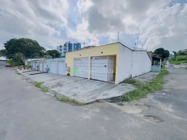 Casa Padrão próximo a faculdade nilton lins, e da praça de alimentação casa com 2 quartos e 3 vagas de garagem.