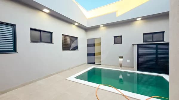 Casa 03 quartos e com piscina à venda no condomínio Vila Madalena, Araçatuba/SP