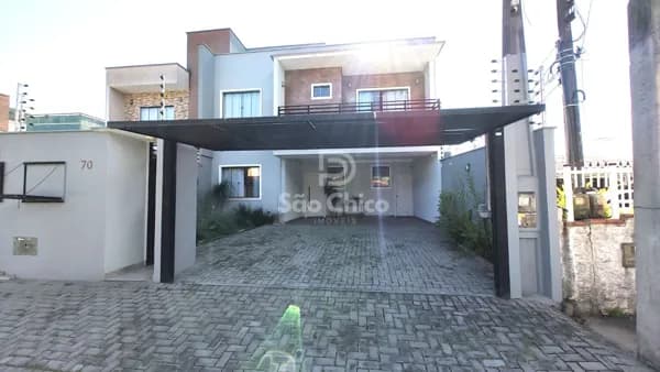Sobrado Sofisticado com 4 Quartos e Piscina Próximo ao Mar