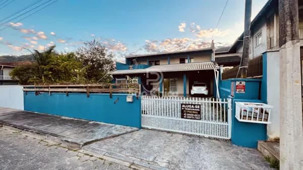 Sobrado espaçoso a apenas 320 metros da praia!