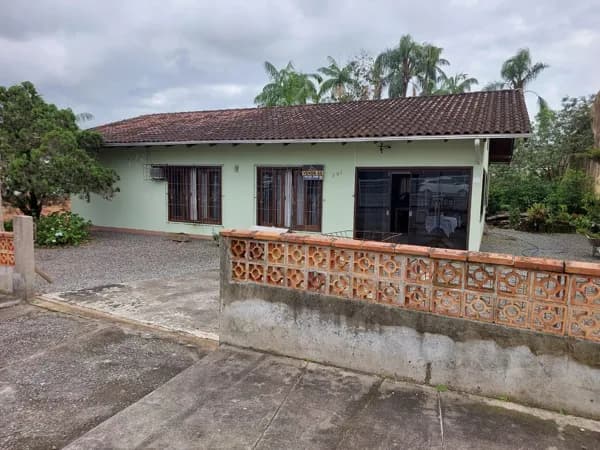 Casa com amplo terreno à venda – Espaçoso e com potencial para novos projetos