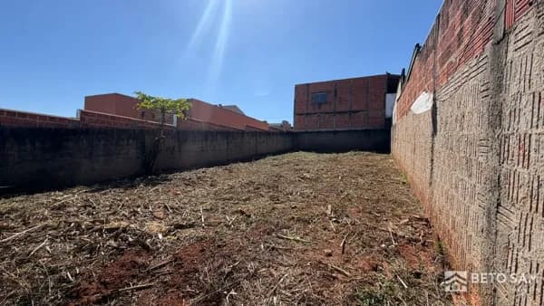 Terreno murado à venda no Jardim Parizi