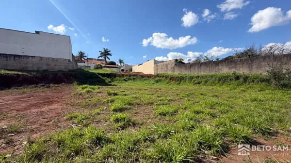 Terreno plano com 275m² à venda no Jardim Parizi