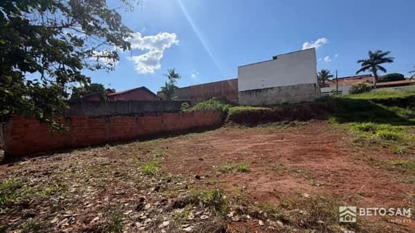 Terreno plano com 272m² à venda no Jardim Parizi