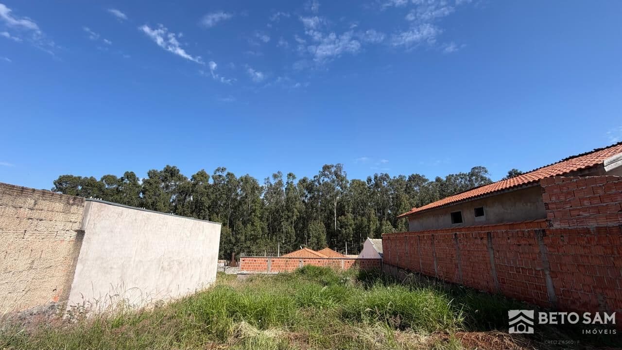 Terreno com calçada pronto para construir no Jardim Parizi